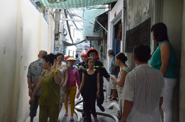 Cháy nhà trong hẻm, khu dân cư náo loạn ảnh 2