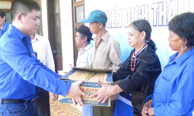 Tình nguyện chăm lo sức khỏe dân nghèo vùng núi ảnh 1