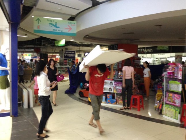 Sập trần thạch cao của siêu thị BigC Vinh, khách hàng hoảng loạn bỏ chạy ảnh 1