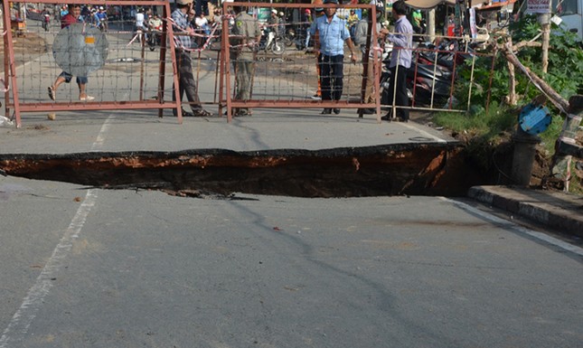 Cấm lưu thông qua khu vực cầu sập ở Sài Gòn ảnh 1