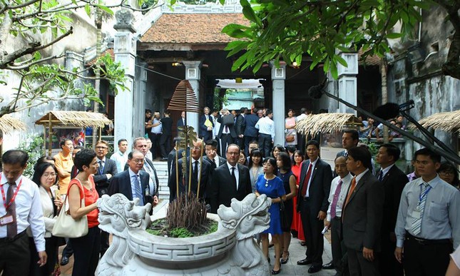 Tổng thống Pháp dạo phố, thăm đình cổ Hà Nội ảnh 3