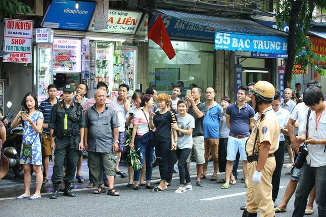 Tổng thống Pháp dạo phố, thăm đình cổ Hà Nội ảnh 1