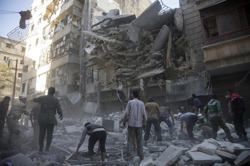 Dội bom hủy diệt Aleppo, Nga một mũi tên trúng nhiều đích ảnh 1
