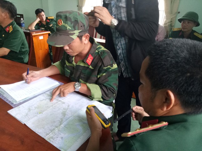Lắp thiết bị ở khe núi Bạch Vân dò tìm trực thăng gặp nạn ảnh 7