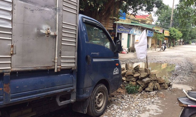Xe cày nát đường, dân dựng “hàng rào” chặn lại ảnh 2
