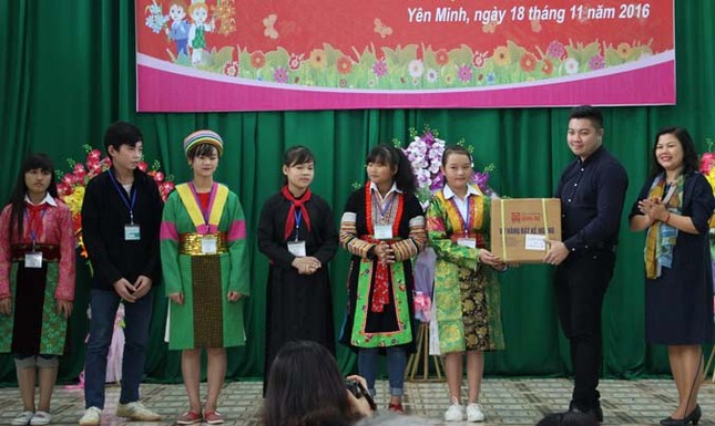 Trao học bổng 'toàn khóa' cho thí sinh dân tộc thiểu số đạt 27,5 điểm ảnh 1
