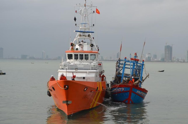 Cứu thành công 6 thuyền viên trên tàu sắp chìm ảnh 3