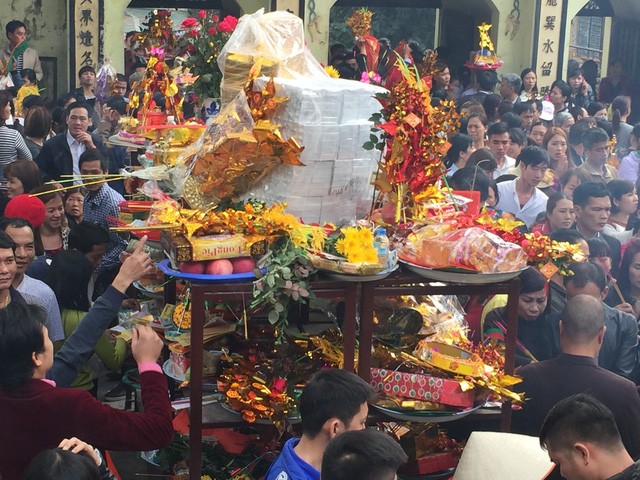 Hàng vạn người chen chân “vay tiền” ở Đền Bà Chúa Kho ảnh 3