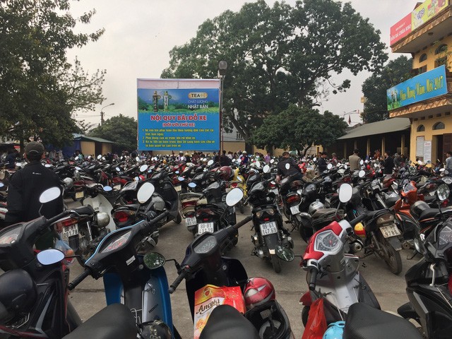 Hàng vạn người chen chân “vay tiền” ở Đền Bà Chúa Kho ảnh 6