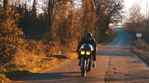 Soi 'cú đêm' cực ngầu Ducati 750 F1 ảnh 1