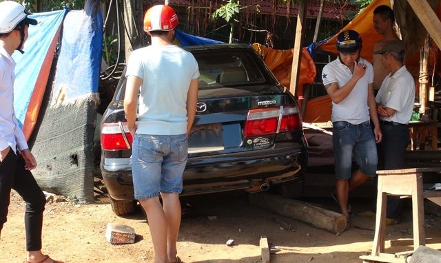 BẢN TIN ATGT: Xe biển xanh tông cụ ông bất tỉnh, lao vào nhà dân ảnh 3