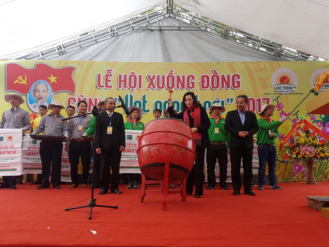 Xuống đồng cùng 'Hạt ngọc trời' ảnh 1