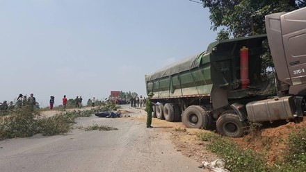 BẢN TIN ATGT: Xe tải cán chết vợ, chồng nguy kịch ảnh 4