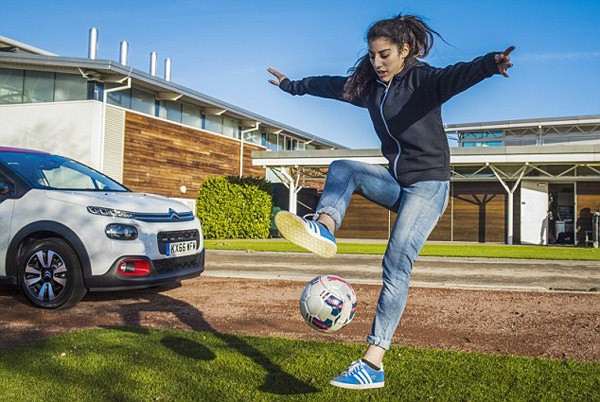 Dàn sao Arsenal ngẩn ngơ trước kỹ năng của nữ cầu thủ 17 tuổi ảnh 1
