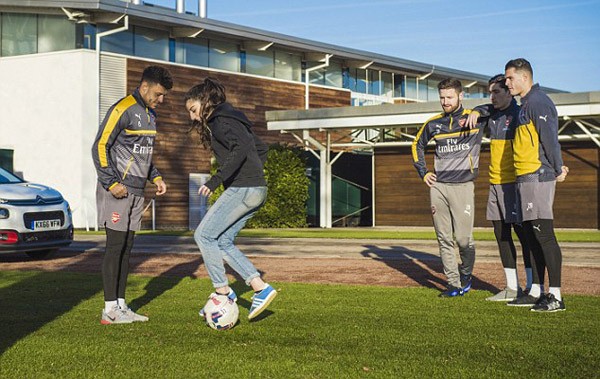 Dàn sao Arsenal ngẩn ngơ trước kỹ năng của nữ cầu thủ 17 tuổi ảnh 2
