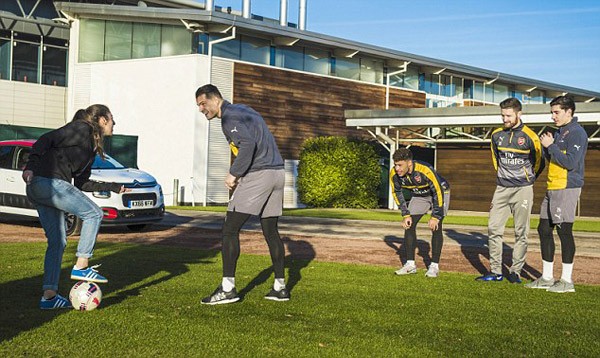 Dàn sao Arsenal ngẩn ngơ trước kỹ năng của nữ cầu thủ 17 tuổi ảnh 3