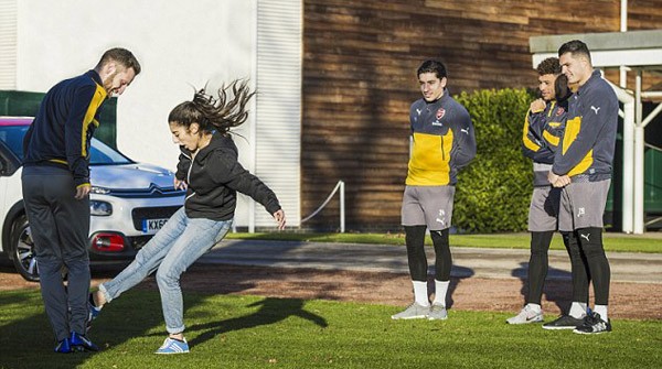 Dàn sao Arsenal ngẩn ngơ trước kỹ năng của nữ cầu thủ 17 tuổi ảnh 4