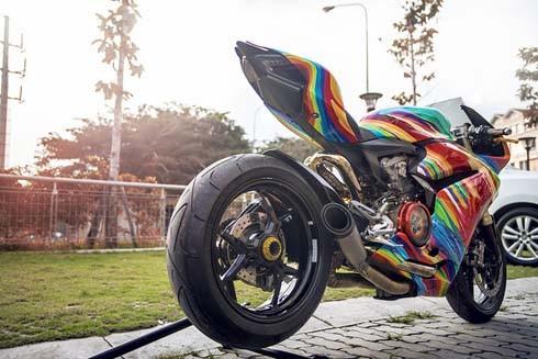Ducati 899 Panigale 'độ' cầu vồng 7 sắc tại Việt Nam ảnh 3