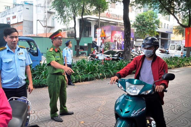 Cẩu ô tô đỗ vỉa hè Sài Gòn, mở lối cho người đi bộ ảnh 1