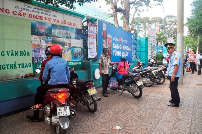 Cẩu ô tô đỗ vỉa hè Sài Gòn, mở lối cho người đi bộ ảnh 6