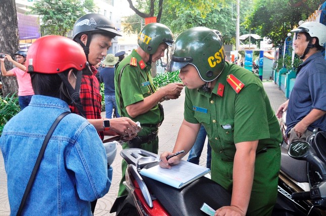 Cẩu ô tô đỗ vỉa hè Sài Gòn, mở lối cho người đi bộ ảnh 3