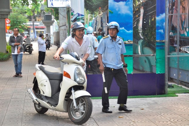 Cẩu ô tô đỗ vỉa hè Sài Gòn, mở lối cho người đi bộ ảnh 5