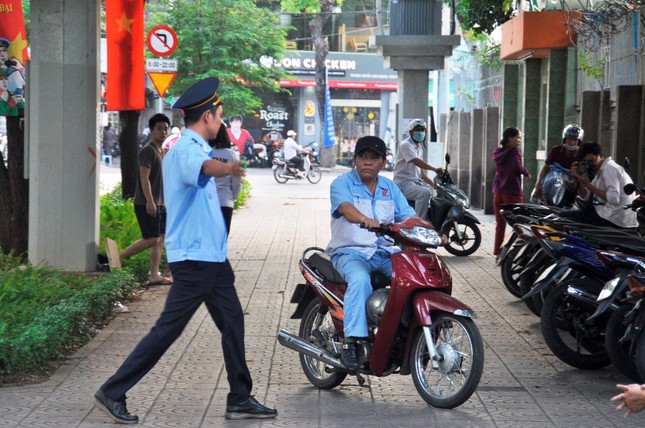 Cẩu ô tô đỗ vỉa hè Sài Gòn, mở lối cho người đi bộ ảnh 4