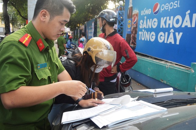Cẩu ô tô đỗ vỉa hè Sài Gòn, mở lối cho người đi bộ ảnh 7