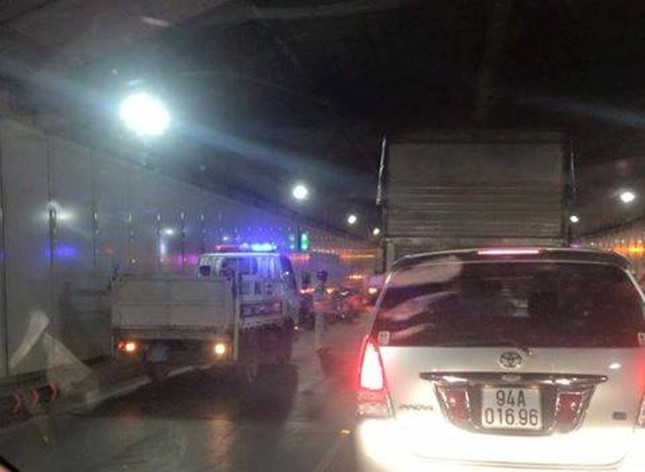 Nổ lốp, xe tải lật ngang trong hầm Thủ Thiêm ảnh 1