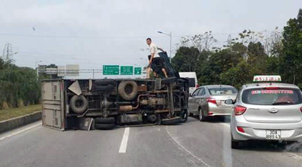 BẢN TIN ATGT: Mẹ bất cẩn để con vặn ga xe máy lao vào gốc cây ảnh 1
