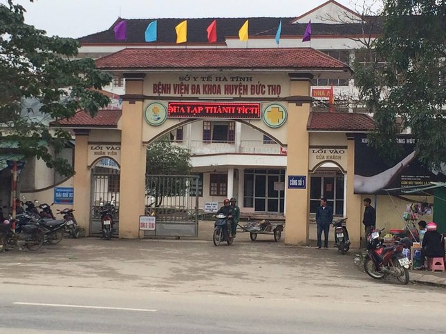 Lãnh đạo bệnh viện ở Hà Tĩnh đi công tác bằng... xe cứu thương ảnh 1