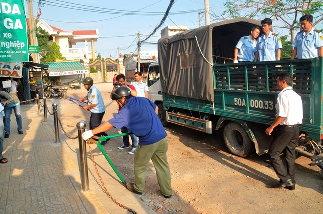 Cắt bỏ hàng rào xích lấn chiếm vỉa hè của Thế giới di động ảnh 1