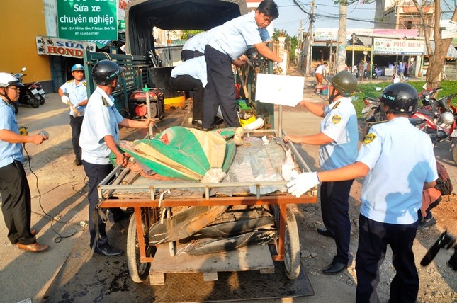 Cắt bỏ hàng rào xích lấn chiếm vỉa hè của Thế giới di động ảnh 2