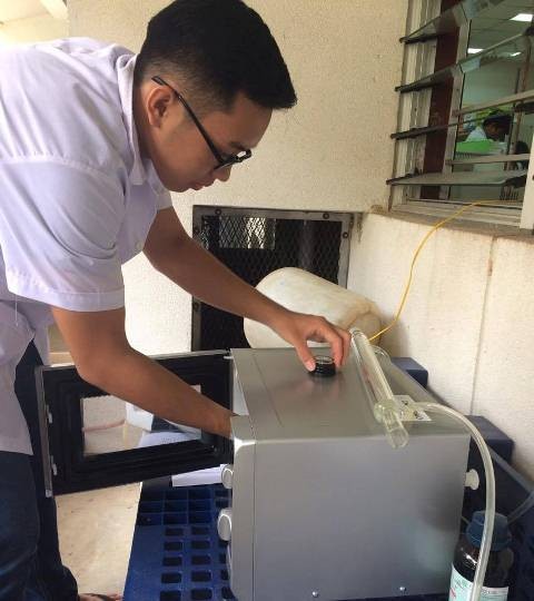 Hai học sinh lớp 11 tạo ra chế phẩm bảo quản rau củ quả từ vỏ chuối xanh ảnh 2
