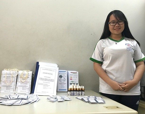 Hai học sinh lớp 11 tạo ra chế phẩm bảo quản rau củ quả từ vỏ chuối xanh ảnh 4