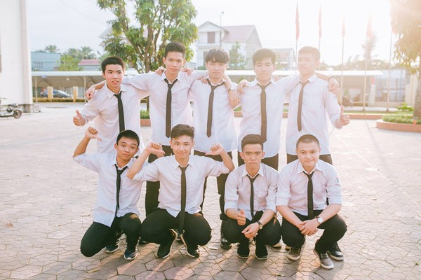 Lớp học có 1 thủ khoa khối A 30 điểm, 27 học sinh còn lại đều trên 27 điểm ảnh 9