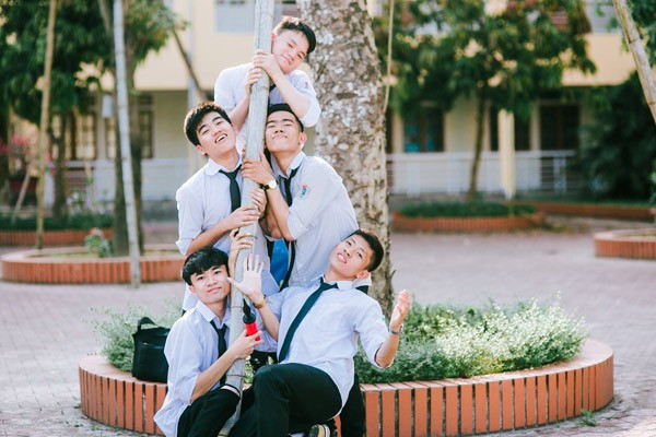Lớp học có 1 thủ khoa khối A 30 điểm, 27 học sinh còn lại đều trên 27 điểm ảnh 11