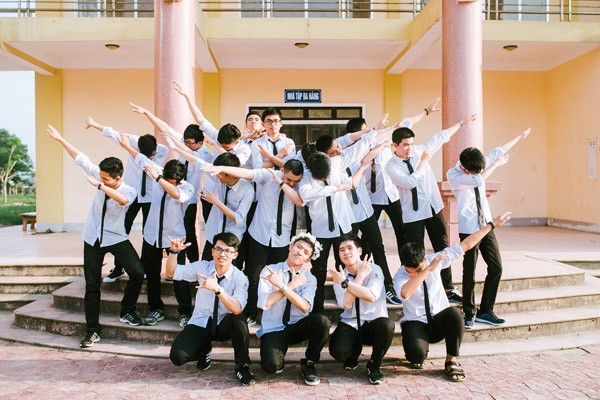 Lớp học có 1 thủ khoa khối A 30 điểm, 27 học sinh còn lại đều trên 27 điểm ảnh 8