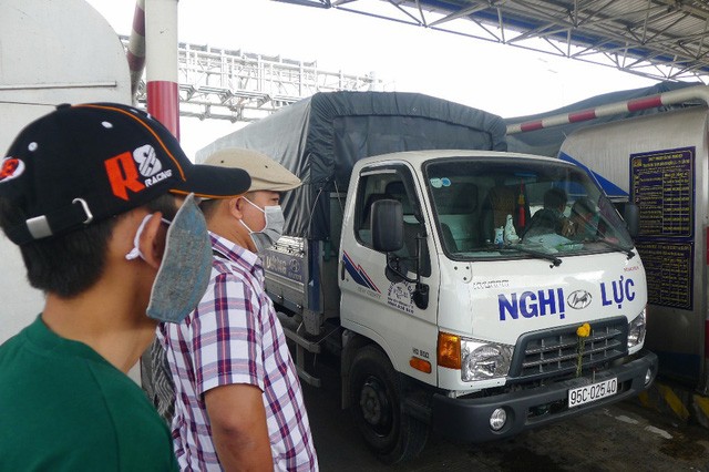Tài xế dùng tiền lẻ bị ướt qua trạm BOT Cần Thơ - Phụng Hiệp ảnh 4