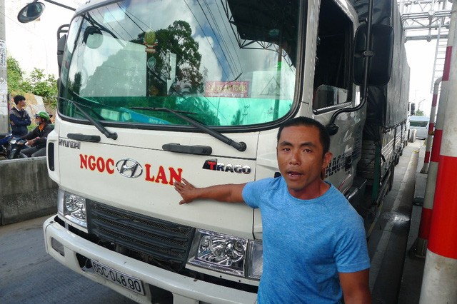 Tài xế dùng tiền lẻ bị ướt qua trạm BOT Cần Thơ - Phụng Hiệp ảnh 1