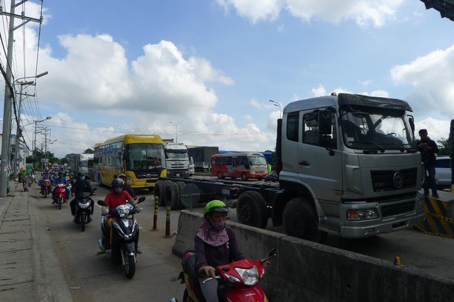 Tài xế dùng tiền lẻ bị ướt qua trạm BOT Cần Thơ - Phụng Hiệp ảnh 5