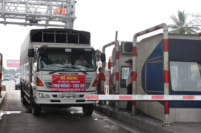 Tài xế treo băng rôn 'cầu cứu' khi qua trạm BOT Cần Thơ - Phụng Hiệp ảnh 3
