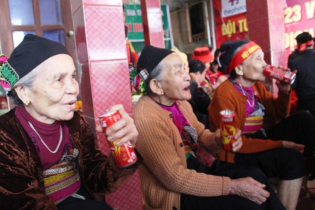 Làng Bào rộn ràng sắc đỏ cổ vũ U23 Việt Nam ảnh 2