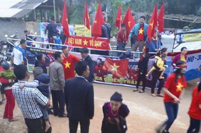 Làng Bào rộn ràng sắc đỏ cổ vũ U23 Việt Nam ảnh 3