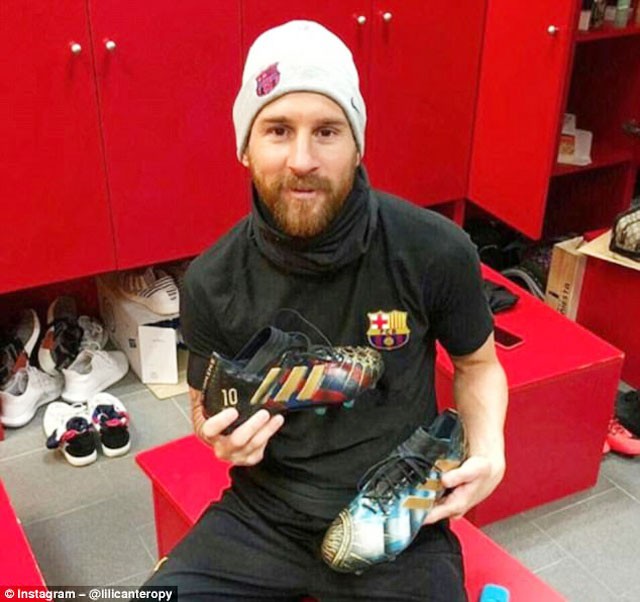 Nữ họa sỹ trẻ đổi đời nhờ vẽ giày tặng Messi ảnh 1