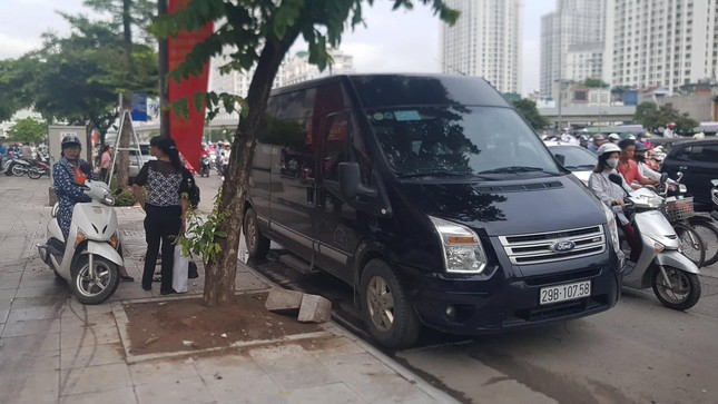 Limousine 'núp bóng' xe hợp đồng, chạy tuyến cố định bát nháo ảnh 6