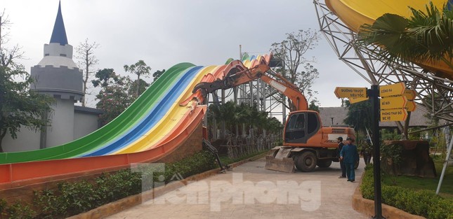 Huy động hơn 100 người tháo dỡ công viên nước lớn nhất Hà Nội ảnh 1