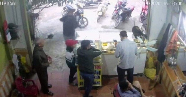 Lời khai của người đàn ông ly hôn vợ 'mất tích' cùng nữ sinh lớp 8 ở Nghệ An ảnh 1