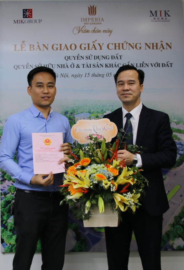 MIKGroup phối hợp bàn giao sổ đỏ cho cư dân Imperia Sky Garden ảnh 1