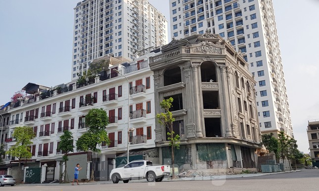 Nở rộ công trình 'cung điện, lâu đài' tự hợp thửa đất liền kề ở Hà Nội ảnh 1